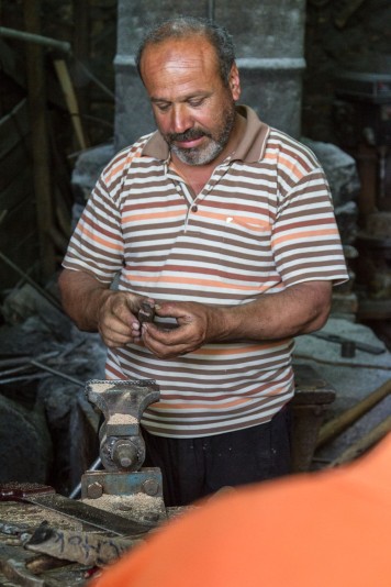 Smeden i Türktaş demonstrerer hvordan han lager kniver.